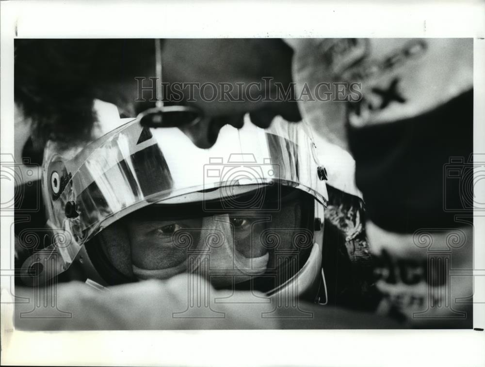 1989 Press Photo Michael Andretti listens to last 2nd advice from a crew member - Historic Images