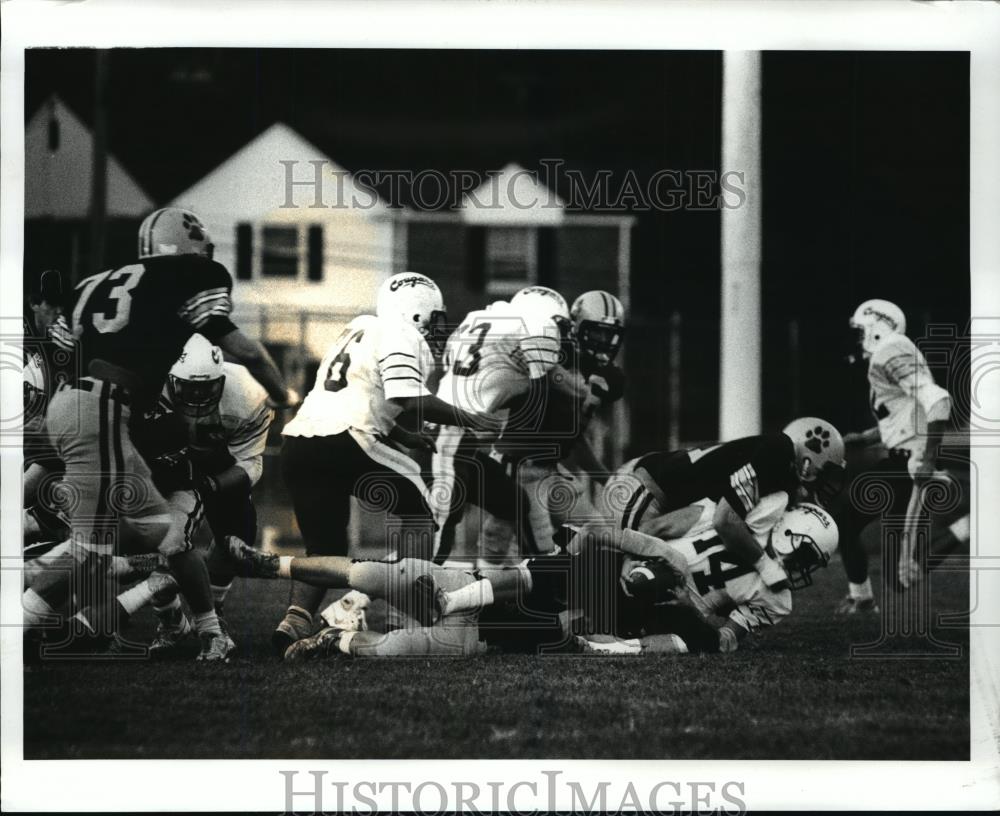 1987 Press Photo Lake Catholic quarterback, Bill Koenig is sacked during game - Historic Images