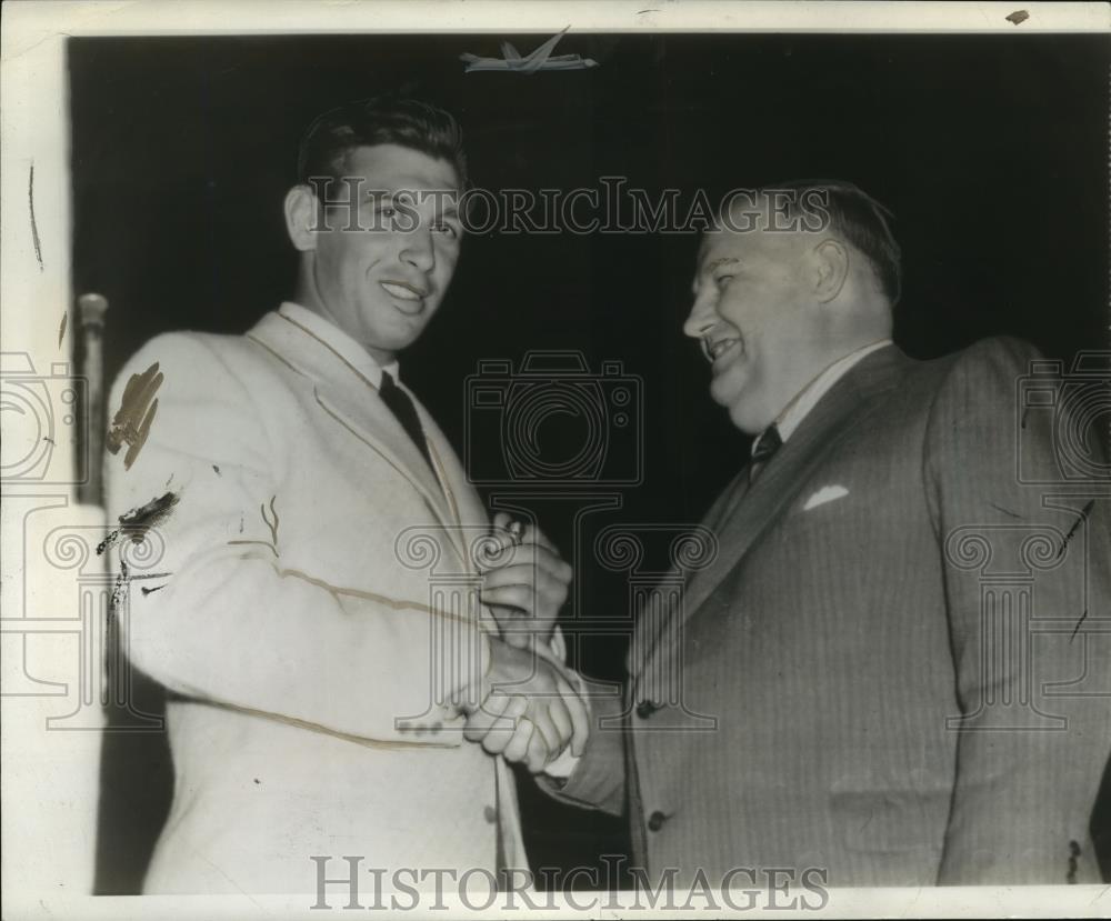 1940 Press Photo Parker Hall receives a diamond ring from Cart Strock (R) - Historic Images