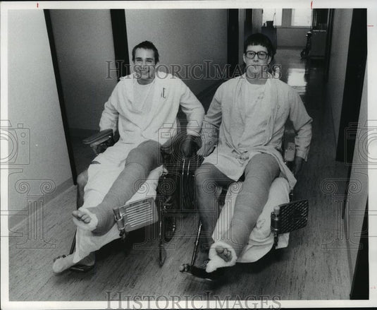 1977 Press Photo John Marshall Hi football players Robert Apelt & Joseph Cotman - Historic Images