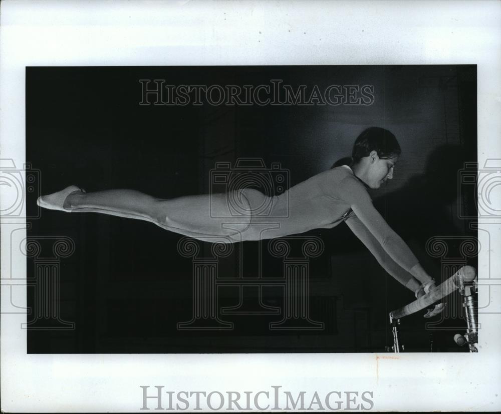1976 Press Photo Lori Haas Displays her Winning Form on Unever Parallel Bars - Historic Images