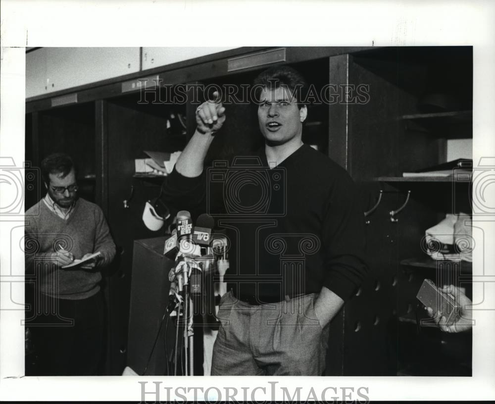 1990 Press Photo Mike Babb returns to Browns, Press conference at BW - cvb71101 - Historic Images