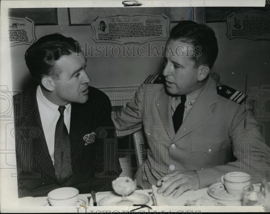 1943 Press Photo Officials of the US Naval Academy and Notre Dame confer. - Historic Images
