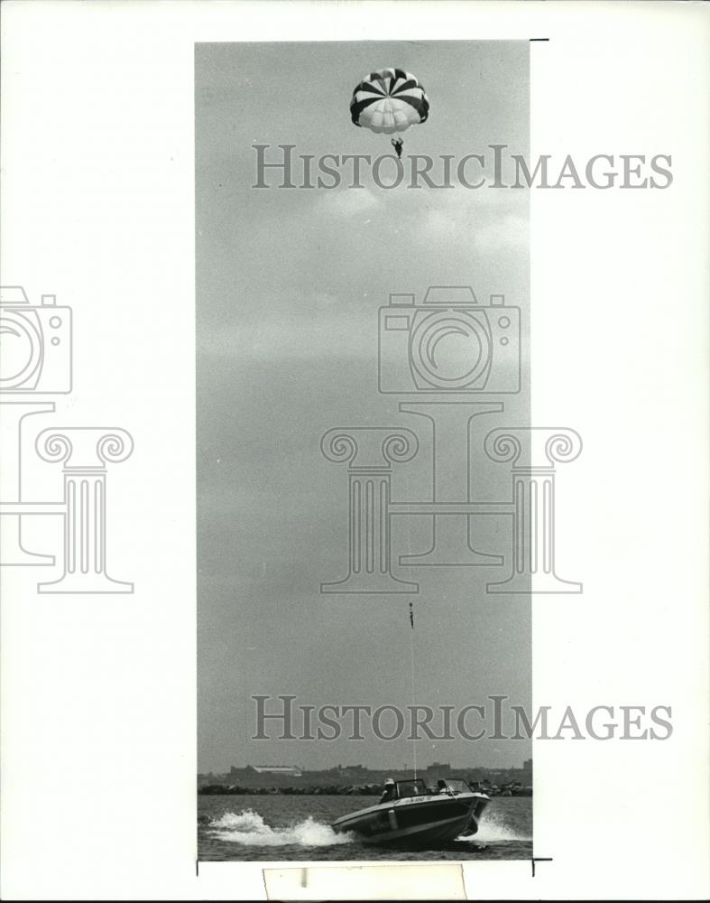 1988 Press Photo Parasailing above Lake Erie - cvb71214 - Historic Images