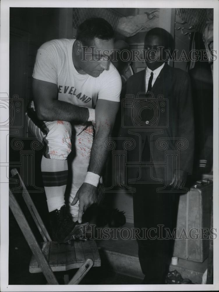 1962 Press Photo Brown&#39;s Lou Groza talks with PD Carrier Melvin Motley - Historic Images