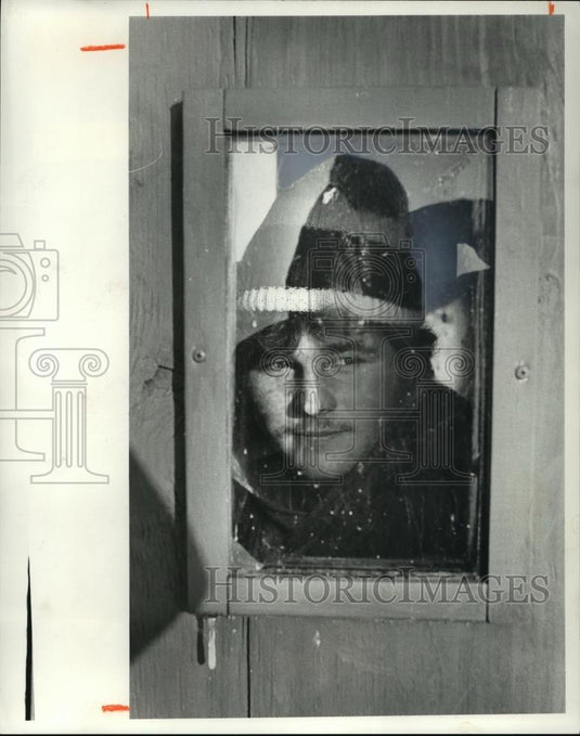 1980 Press Photo Dennis Keller-marblehead looks from ice skating - cvb71555 - Historic Images