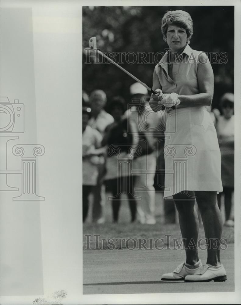 Press Photo Dona Caponi watches as her birdie putt fails to fall in hole. - Historic Images
