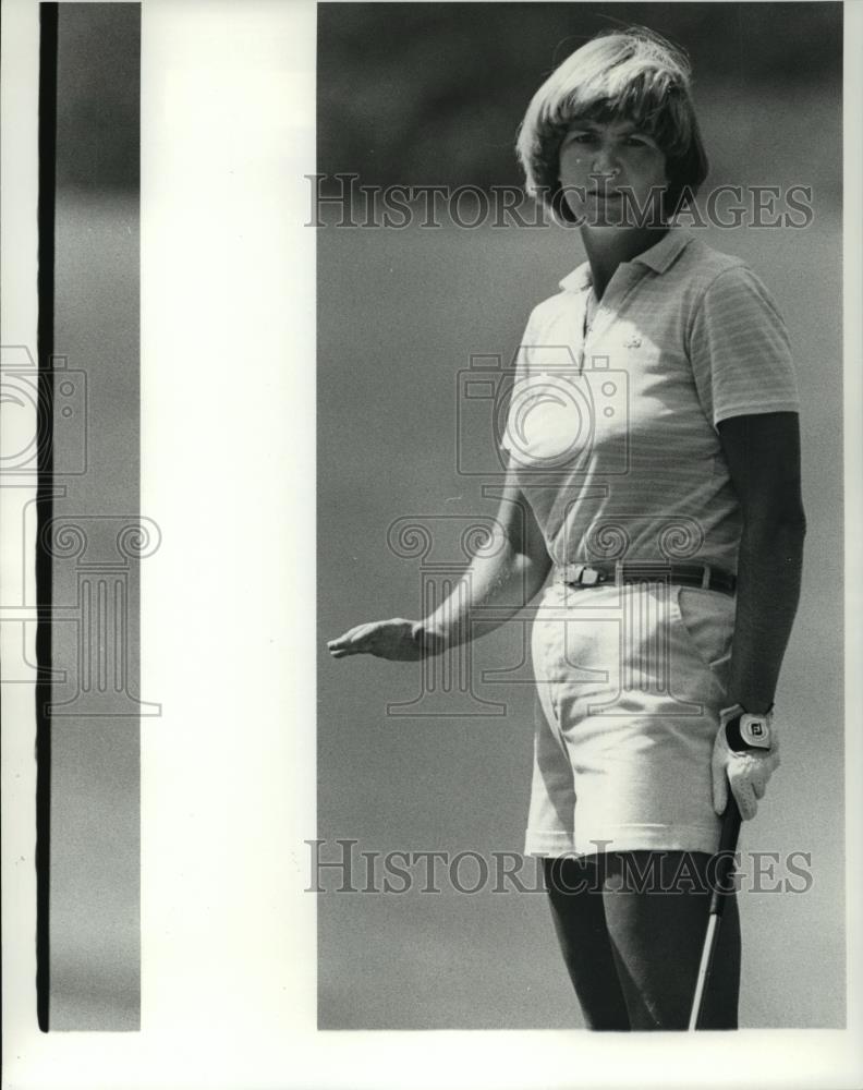 1984 Press Photo Alice Miler tries to give her ball direction on the 8th hole - Historic Images