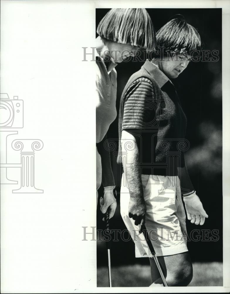 1984 Press Photo Pat Bradley during a practice round with Alice Miller - Historic Images