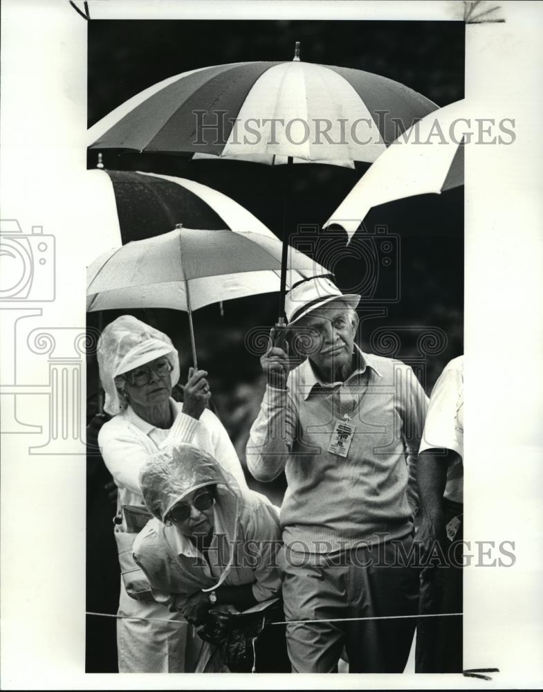 1986 Press Photo Frank Bittrick of Chagrin Falls part of umbrella brigade. - Historic Images