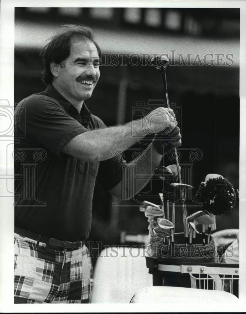 1986 Press Photo Doug Dickson, getting ready to tee off at Kirkland Country Club - Historic Images