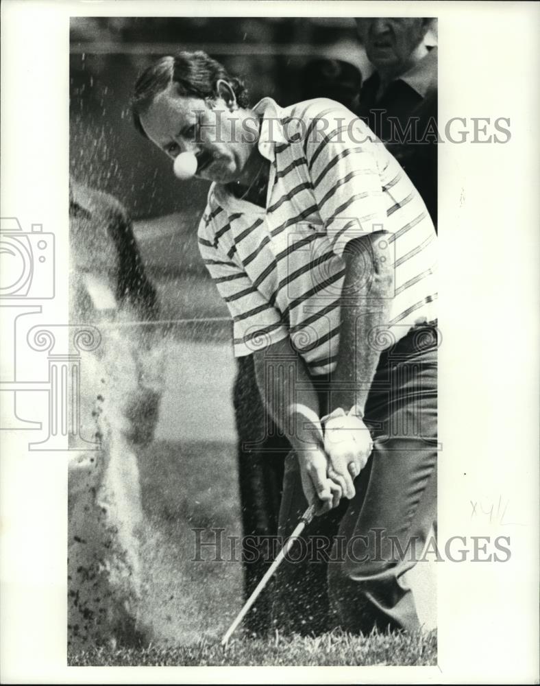 1983 Press Photo Bob Shearer hits out of a bunker during the first round. - Historic Images