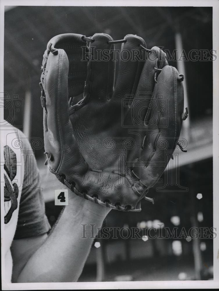 1963 Press Photo Woodie Held's glove - cvb71926 - Historic Images