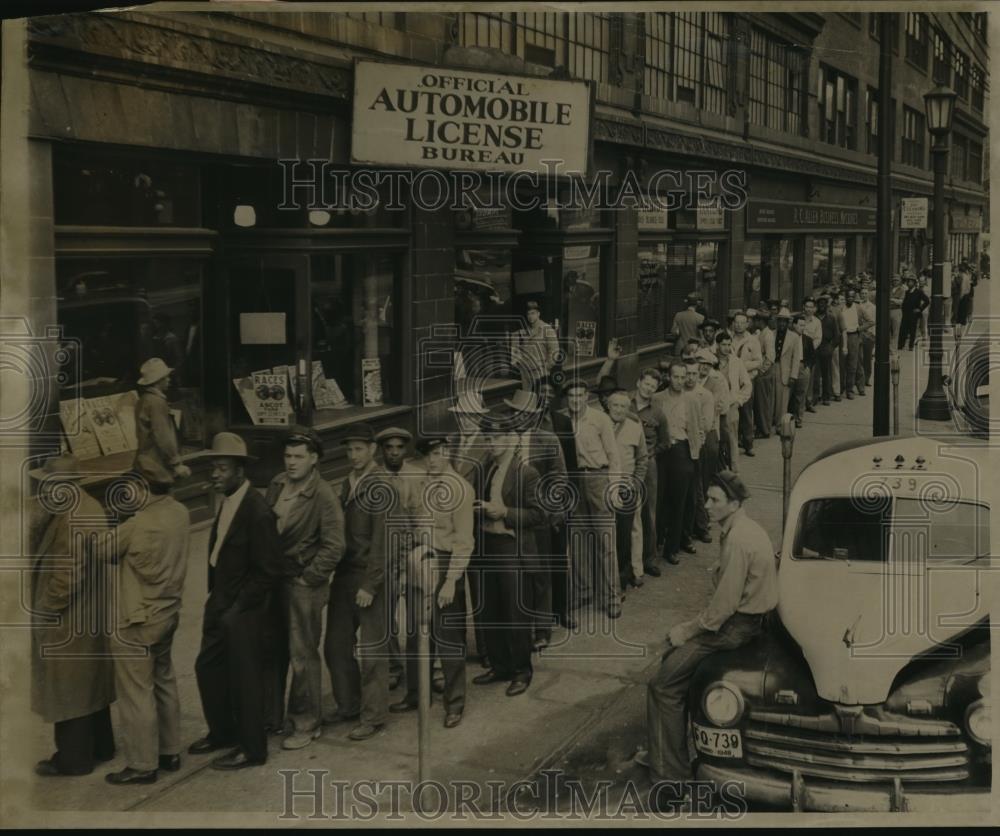 1948 Press Photo Truck drivers, cab and chauffers rush for last minute license - Historic Images