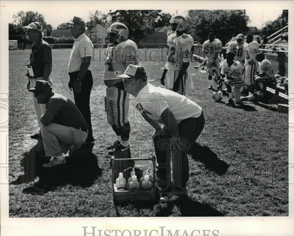 1990 Press PhotoDave Fisher center team manager for the Collinwood high football - Historic Images