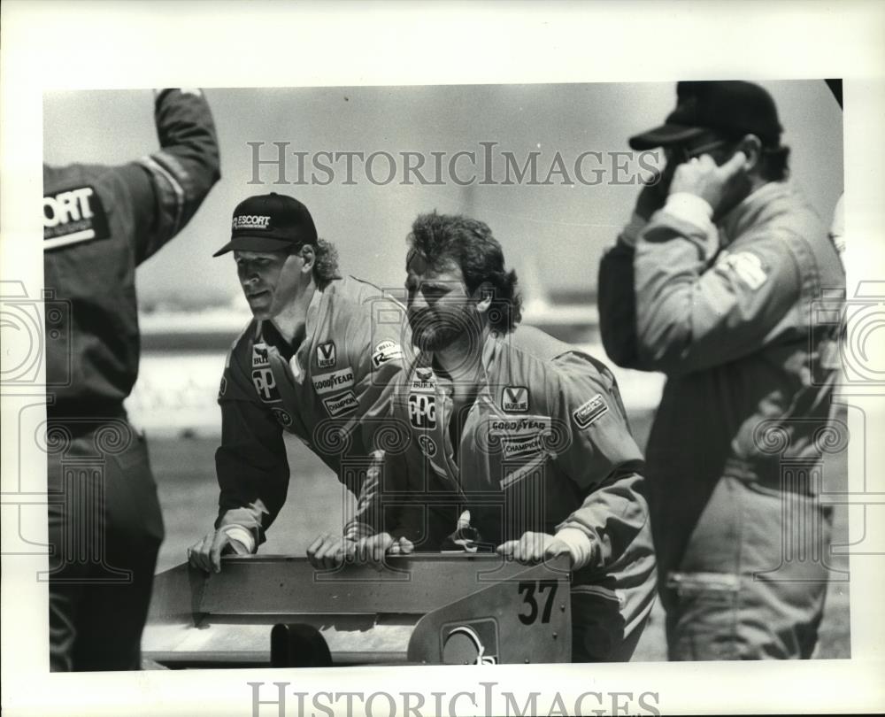 1984 Press Photo Tom Cousinaeu and Bob Golic-car race scene - cvb72188 - Historic Images
