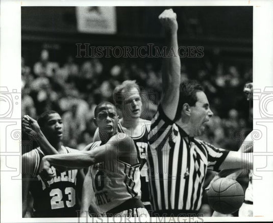Press Photo Cleve St Ken McFadden ask for a foul after making a basket - Historic Images