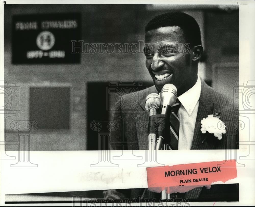 1982 Press Photo Franklin Edwards-basketball player-retirement speech - Historic Images