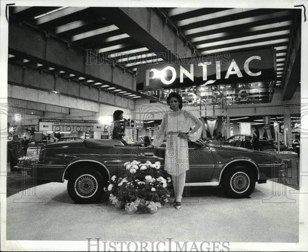 1983 Press Photo Models Shelly Stephens and Gwen Glaff on Pontiac Sunbird - Historic Images