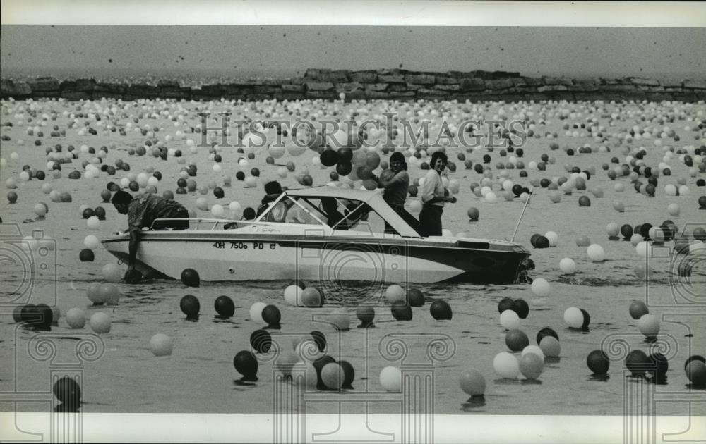 1986 Press Photo Some Lake Erie Boaters pick up baloons. - cvb72251 - Historic Images