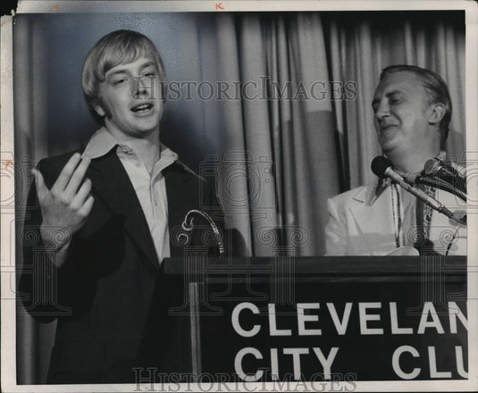 1974 Press Photo Buddy Bell with Harry Jones - cvb72276 - Historic Images