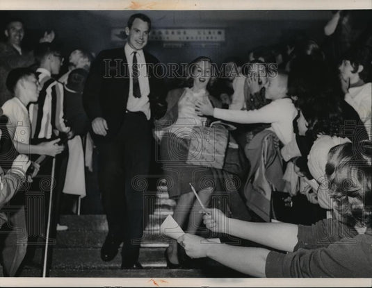 1963 Press Photo Cleveland Browns quarterback Frank Ryan with wife Joan - Historic Images