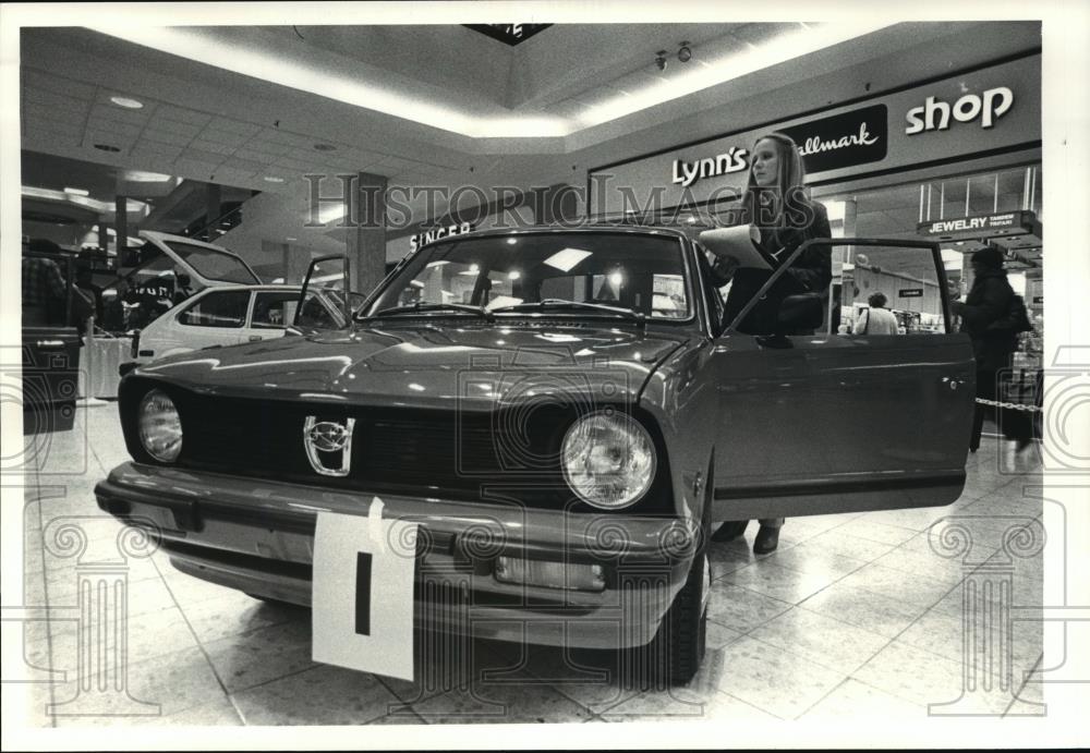 1981 Press Photo Vicki Moore-Mini Car on display at Randall Mall - cvb72321 - Historic Images