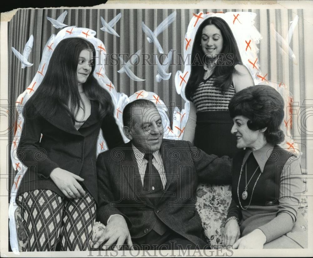 1972 Press Photo L-R: Paula, Nick, Joanne, Teresa (Wife) - cvb72352 - Historic Images