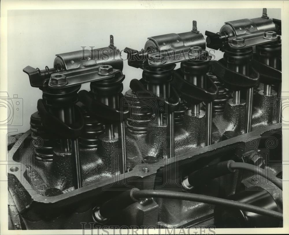 1977 Press Photo Eaton Valve Selector System on experimental engine - cvb72361 - Historic Images