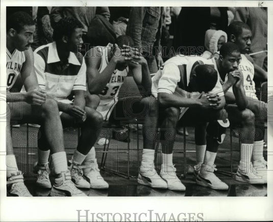 1985 Press Photo Cleveland States bench reflects the out come of the game. - Historic Images