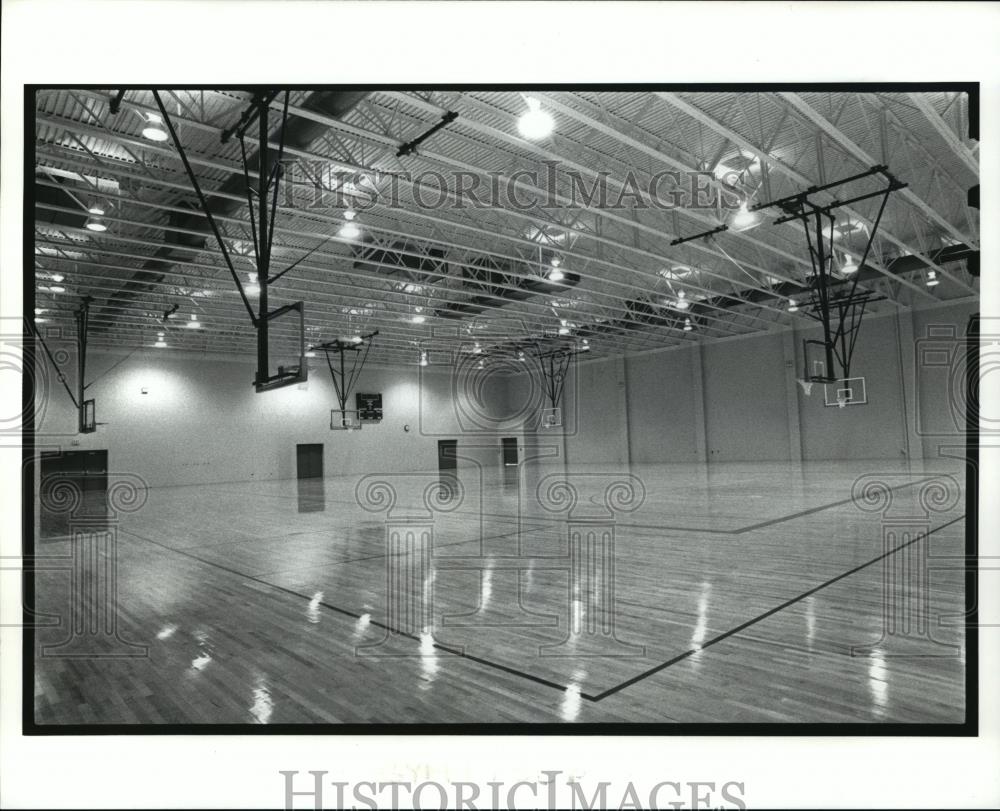 1990 Press Photo Notre-Dame-Cathedral Latin School&#39;s new gym. - cvb72430 - Historic Images