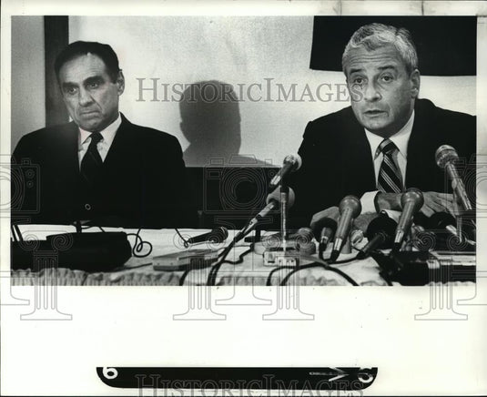 1984 Press Photo Art Modell announces that Sam Rutigliano is being replaced. - Historic Images