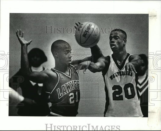 Press Photo Lincoln-West's Levell Hall passes by John Marshall's Devon King. - Historic Images