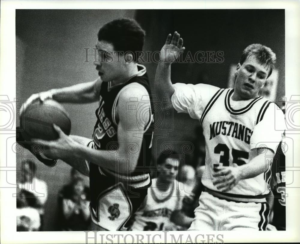 Press Photo Tim Wade rebounds the ball while Jason Shilling can only watch. - Historic Images