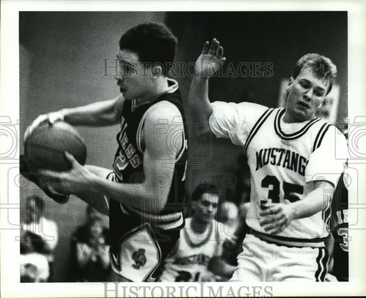 Press Photo Tim Wade rebounds the ball while Jason Shilling can only watch. - Historic Images