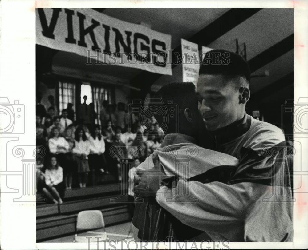 1991 Press Photo VA-SJ Basketball player, Miles Golden hugs Tony Miller - Historic Images