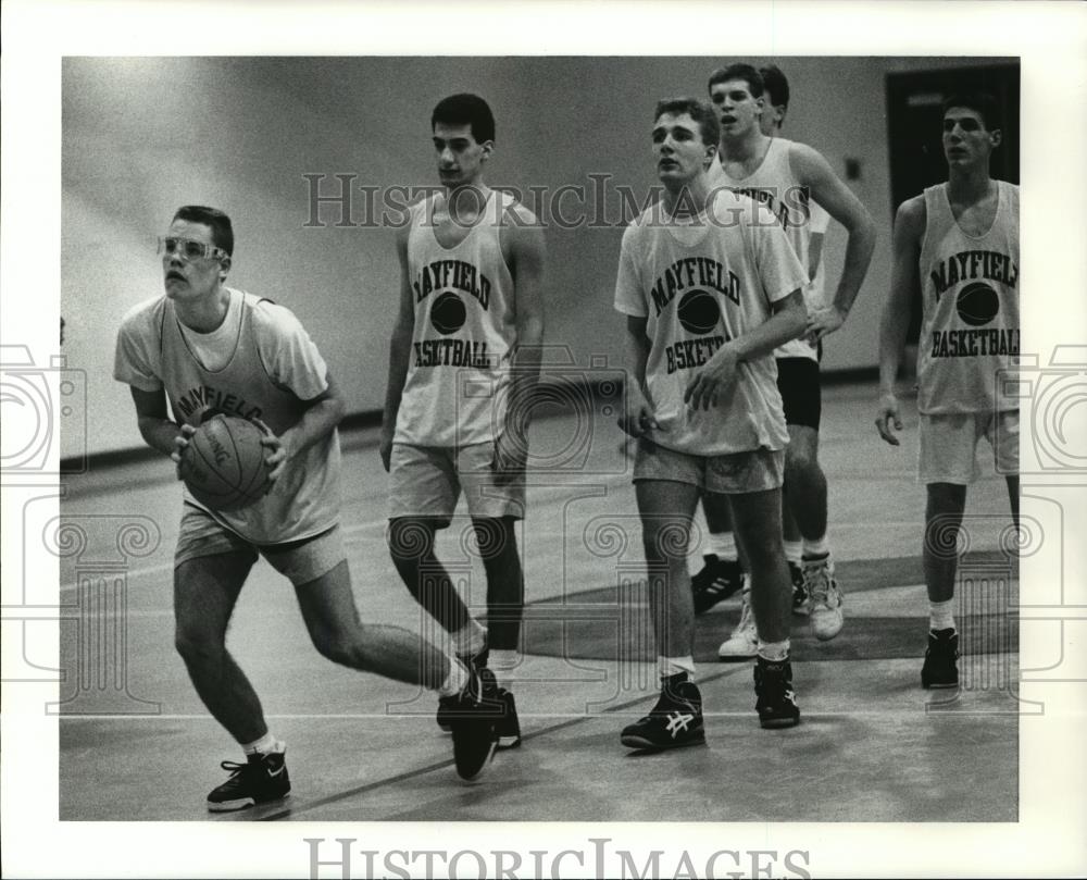 1991 Press Photo Mark Webb leads brainy group of Mayfield Hts. basketball player - Historic Images