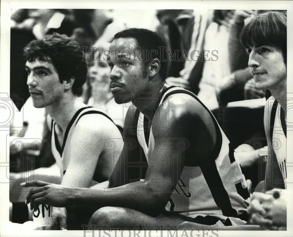 Press Photo Trent Grooms (center) of Kent State Basketball - cvb72454 - Historic Images