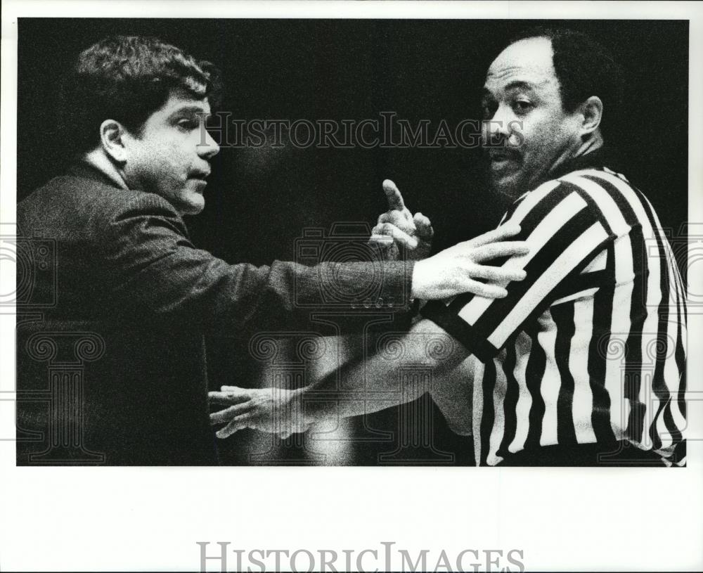 1988 Press Photo Mackey and official discuss play - Basketball - cvb72457 - Historic Images