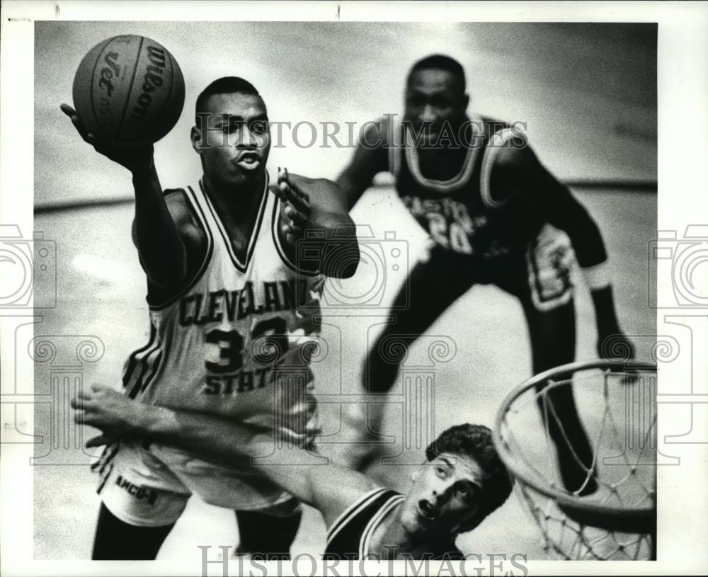 1988 Press Photo Cleveland State Eric Mudd goes for a lay up against Eastern IL - Historic Images