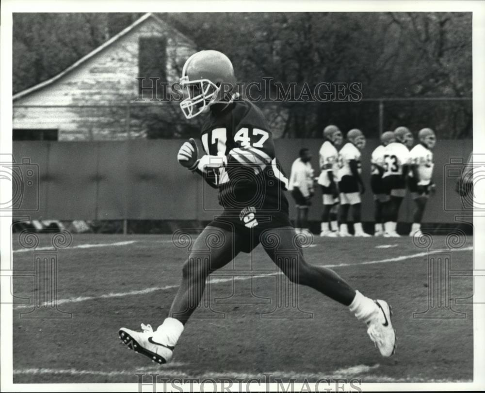 1991 Press Photo Cleveland Browns mini-camp Tyrone Thurman (47) at practice - Historic Images