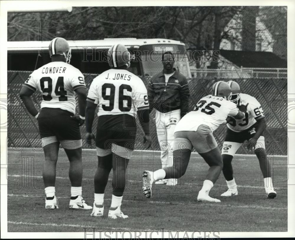 1991 Press Photo John Mitchell, Browns defensive line Coach works with lineman - Historic Images