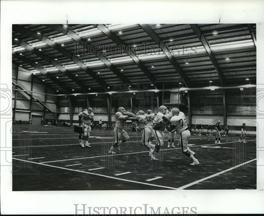 Press Photo Cleveland Browns practice in new indoor facility in Berea - Historic Images