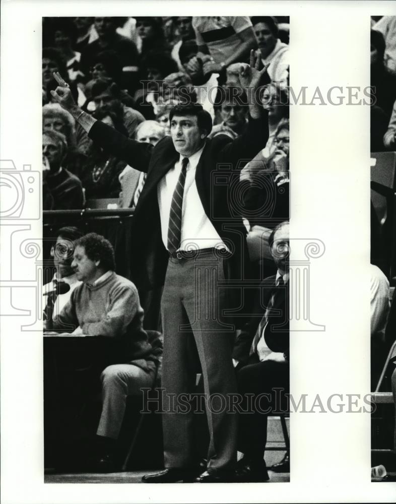 1988 Press Photo Valley Forge Coach John Stavois gives directions from sidelines - Historic Images
