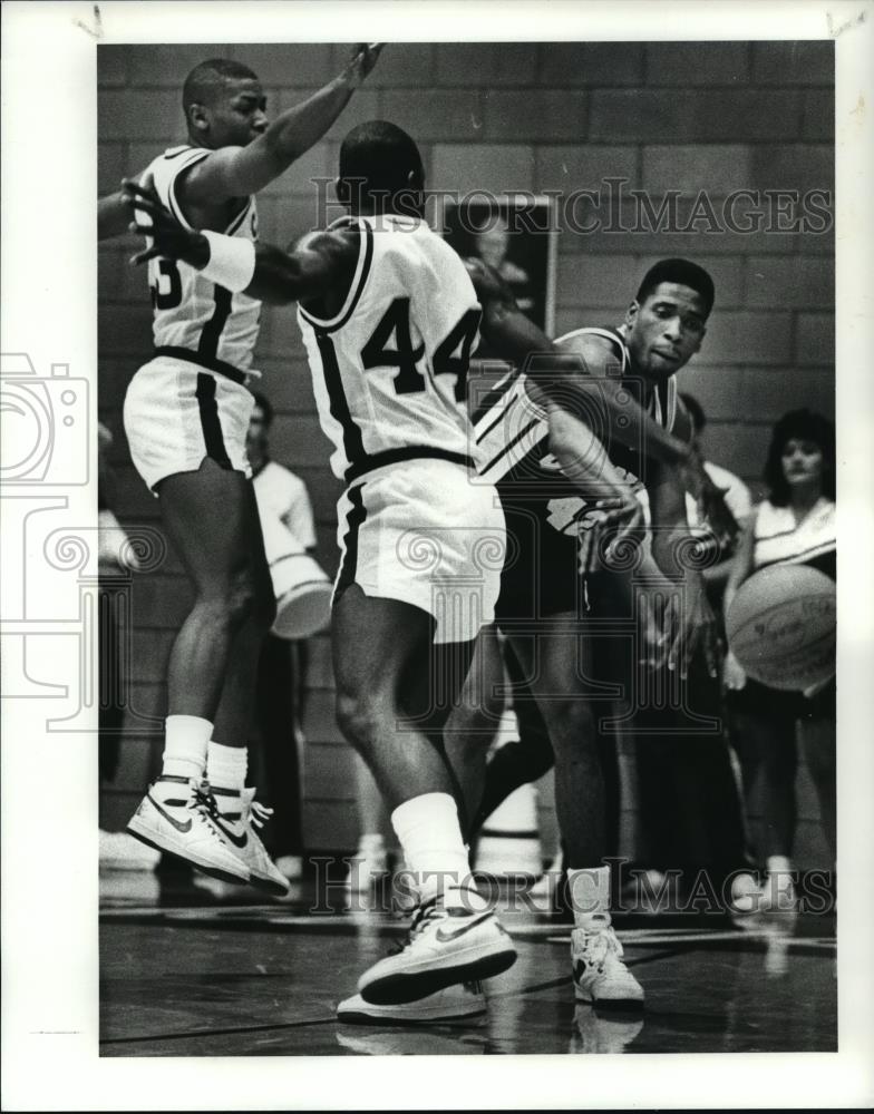 1986 Press Photo Fred Dupree passes the ball around Clinton Ransey - cvb72550 - Historic Images