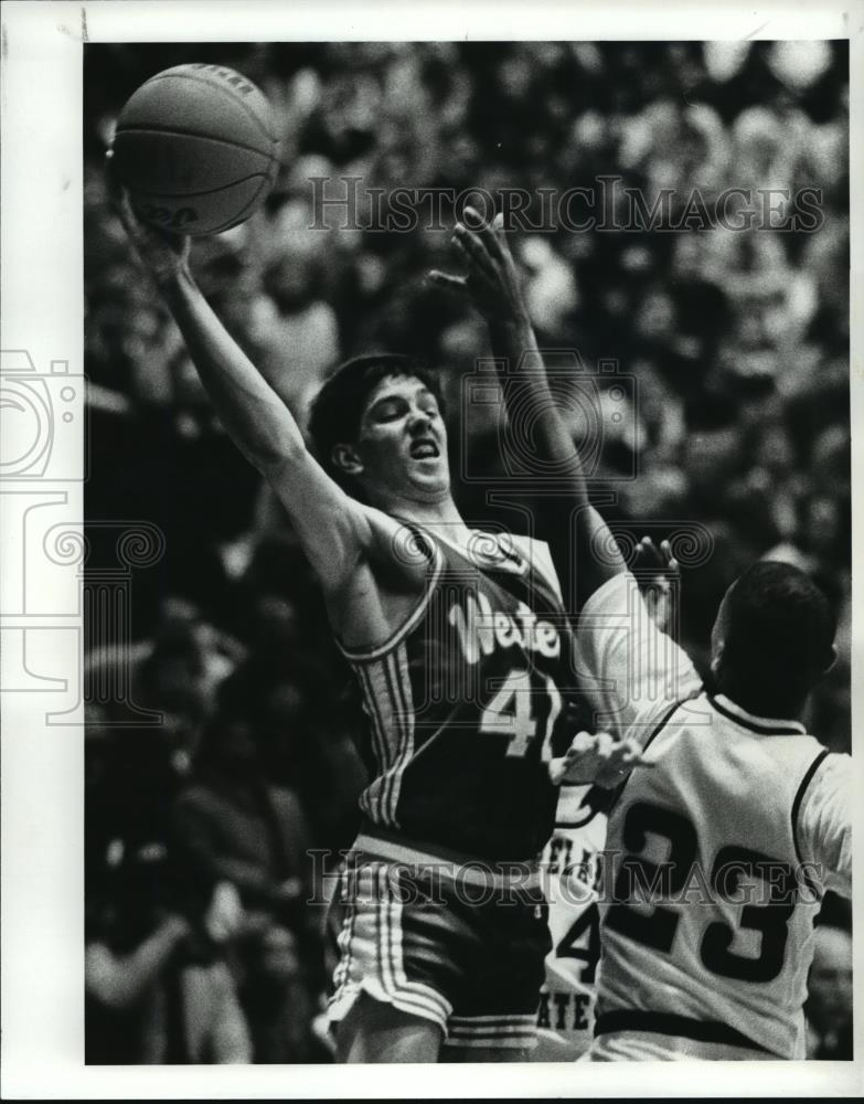 1987 Press Photo Bob Smith of W. Illinois throws the ball over Hersey Strong - Historic Images