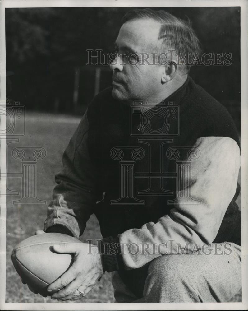 1947 Press Photo Coach L.C. Boles on the playing field- The College of Wooster - Historic Images