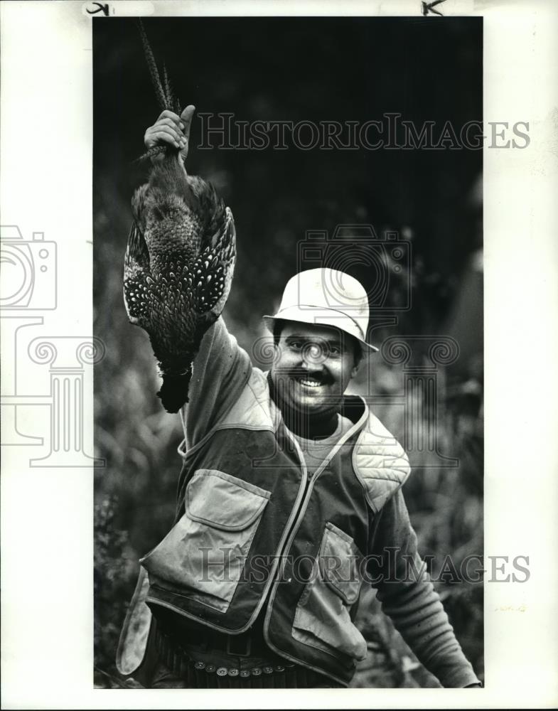1986 Press Photo Joe Biasiotta of Parma Heights shows off the pheasant he bagged - Historic Images