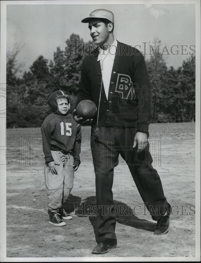 1952 Press Photo Referee Joe DeMando walks off penalty while Robert Zofcin looks - Historic Images