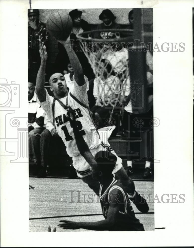 1991 Press Photo Doug Underwood of Shaker Shoots Over Shaw Player - cvb72668 - Historic Images